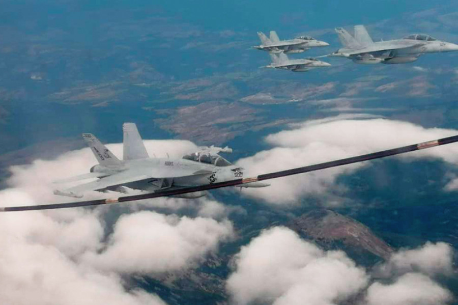 Aviones EA-18G Growler son reabastecidos por el KC-130R de la FACh. Foto: FACh