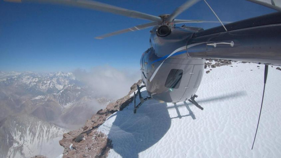 El H145 en la cima del Aconcagua. Foto: Airubs.