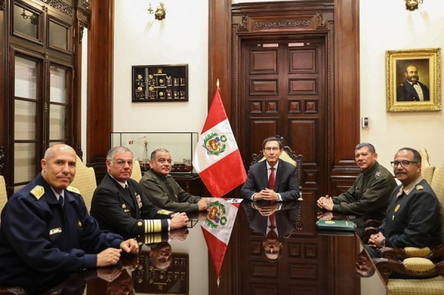 Los comandantes generales de las FFAA y PNP, y el jefe del Comando Conjunto junto al presidente Vizcarra. Foto: Presidencia del Perú