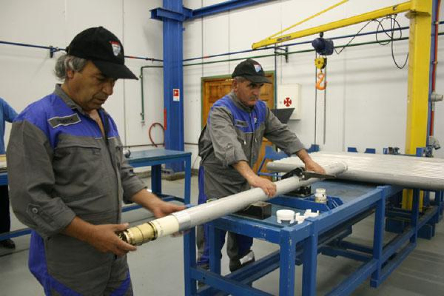 Operarios de Famae trabajando en un cohete de 70 mm. Foto: Famae