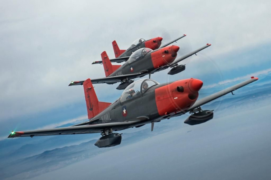 El modelo posee pilones que permiten el empleo de contenedores dobles de ametralladoras FN Herstal de 7,62 mm. Foto: Armada de Chile