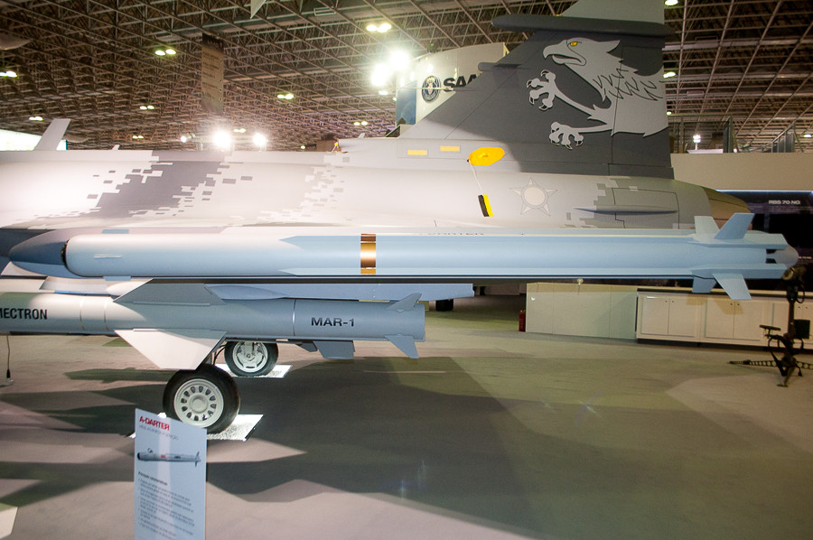 O míssil A-Darter na ponta da asa esquerda de um Gripen E F.39