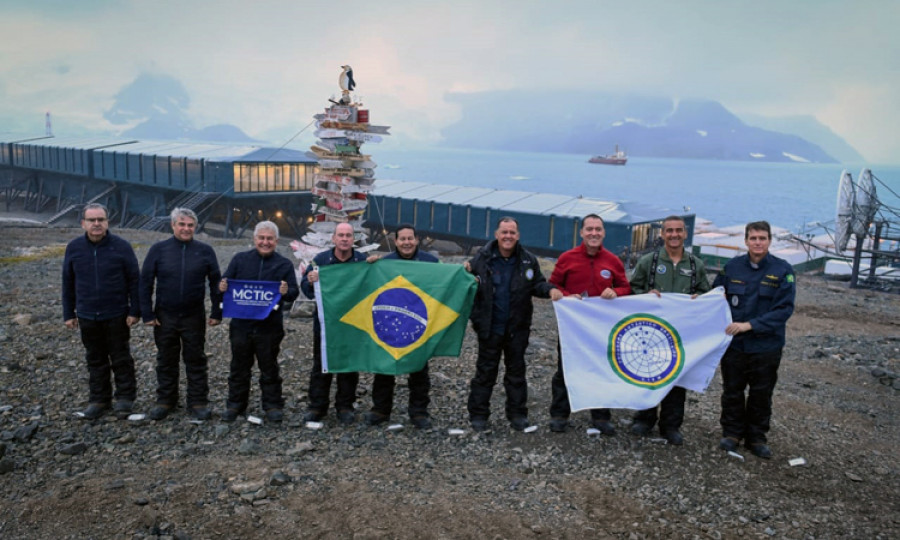 Autoridades brasileiras inauguram a EACF enfrentando o frio antártico.