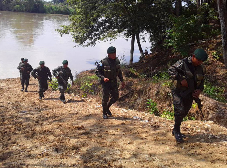 Las tropas guatemaltecas serán dotadas de fusiles Galil SAR Córdova 13. Foto: Ministerio de Defensa de Guatemala.