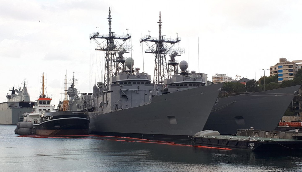 Las fragatas adquiridas por la Armada de Chile en Sidney a la espera de su transferencia. Foto: Twitter AndrewBGreene
