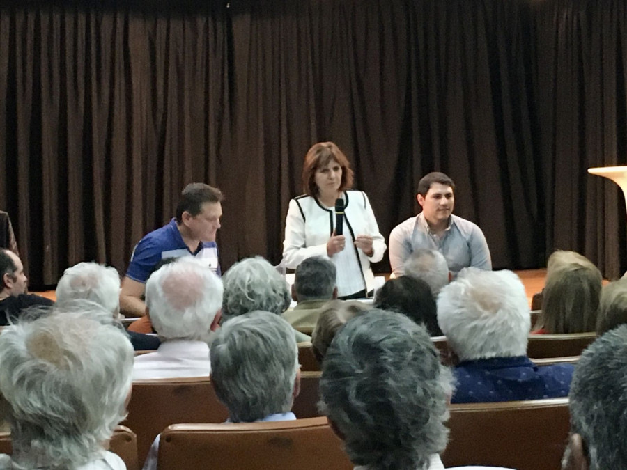 La ministra Bullrich reunida con vecinos de la ciudad de Buenos Aires. Foto: Infodefensa