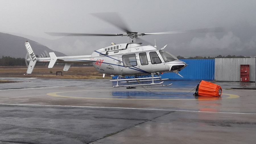 El Bell 407 comienza a levantar al Bambi Max para iniciar su primera demo. Foto: Issan Valenzuela