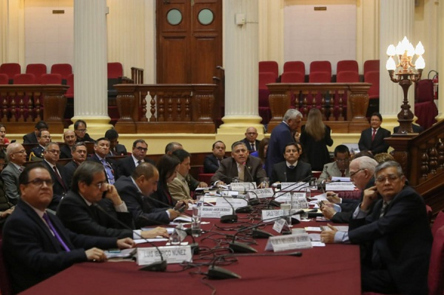 El ministro de Defensa Jorge Moscoso y el jefe del Comando Conjunto en la Comisión de Defensa Nacional. Foto: Ministerio de Defensa del Perú