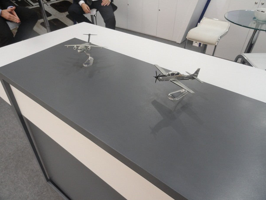 Los pequeños modelos a escala que llevó Embraer a Sitdef 2019 pasaron casi desapercibidos. Foto: Peter Watson