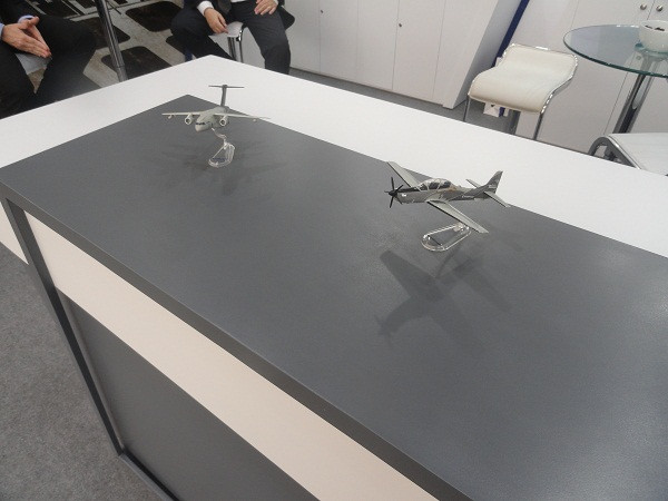 Los pequeños modelos a escala que llevó Embraer a Sitdef 2019 pasaron casi desapercibidos. Foto: Peter Watson