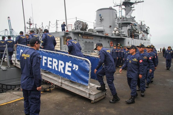 La tripulación embarca en el BAP Ferré para iniciar su viaje a Brasil. Foto: Marina de Guerra del Perú