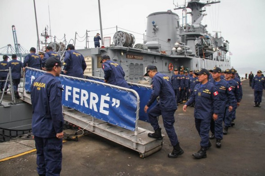 La tripulación embarca en el BAP Ferré para iniciar su viaje a Brasil. Foto: Marina de Guerra del Perú