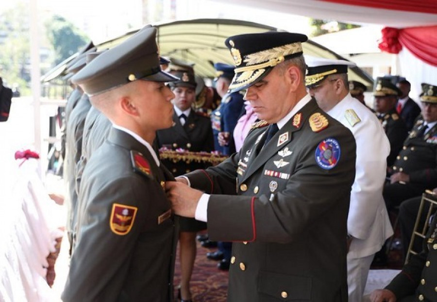 El ministro de la Defensa condecorando a uno de los graduados. Foto: Ministerio del Poder Popular para la Defensa.