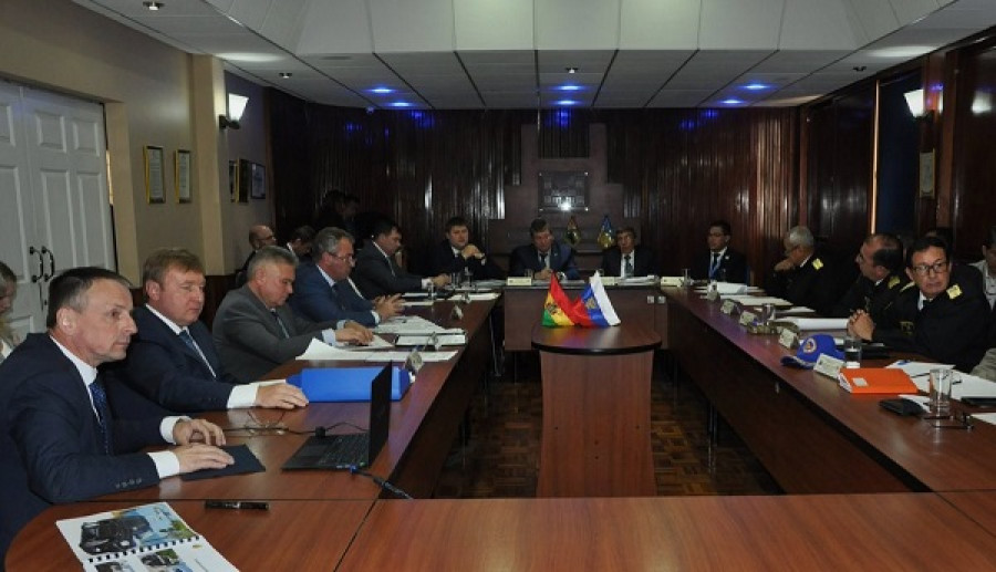 Comisiones militares de Bolivia y Rusia reunidas en La Paz. Foto: Ministerio de Defensa de Bolivia.