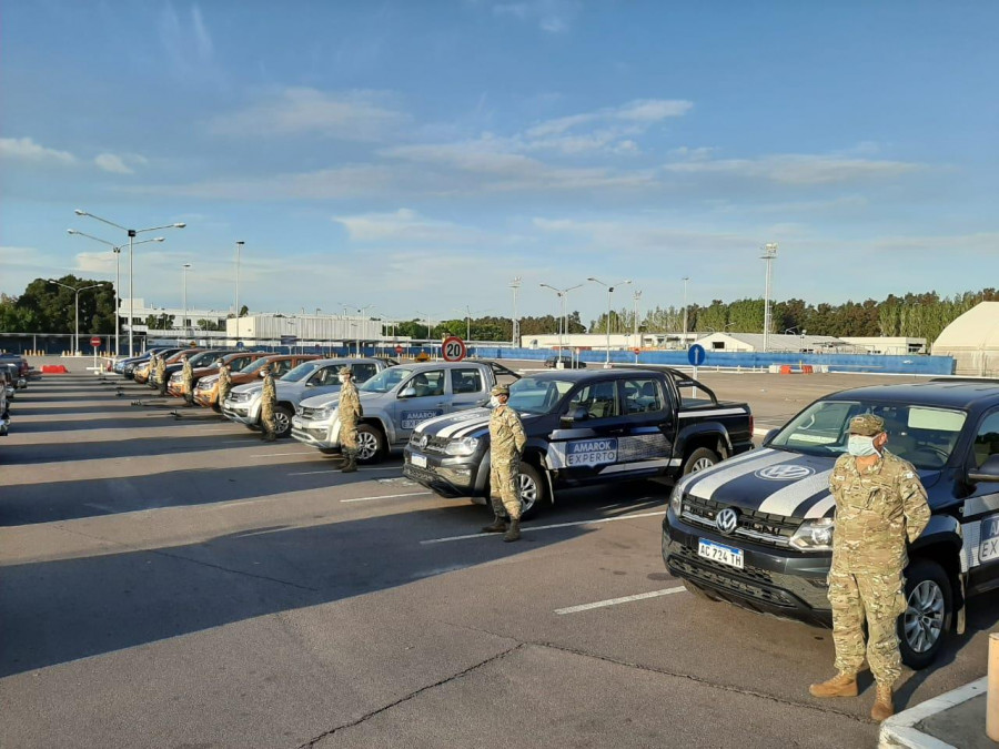 Personal de Ejercito retirando las Amarok cedidas por VW. Foto: VW