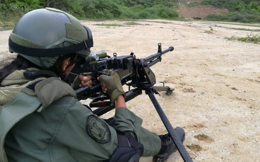 Una infante de marina disparando una ametralladora pesada CSLM3. Foto: Armada de Venezuela.