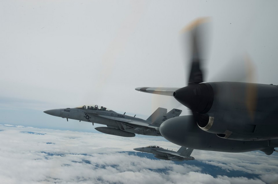 El KC-130R Hercules de la FACh reabasteció a los EA-18G Growler de la US Navy. Foto: USAF