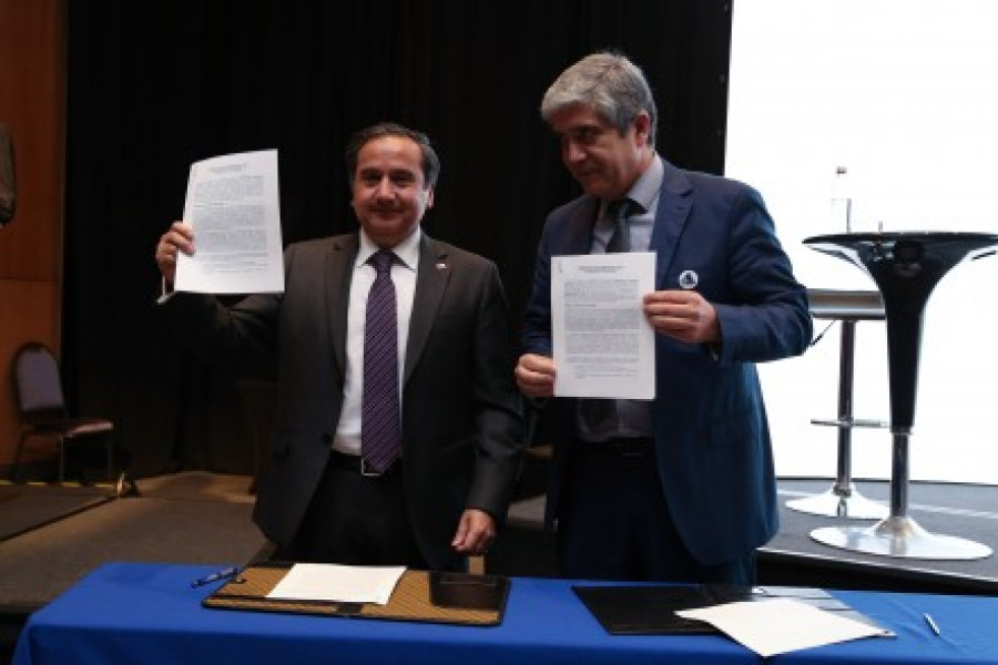 El subsecretario Cristián de la Maza y el rector Carlos Saavedra presentan el convenio firmado. Foto: Subsecretaría de Defensa