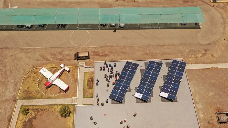 Parte de los paneles solares instalados en el Ala Aérea N° 3 de la Fuerza Aérea del Perú. Foto: Ministerio de Defensa del Perú.