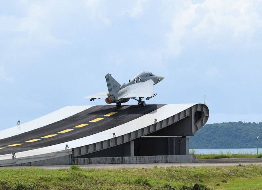 Versión naval del Tejas indio ensayando un despegue con 'ski jump'. Foto: Ministerio de Defensa de la India