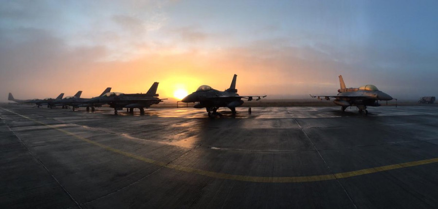 Línea de vuelo de los F-16 Block 50 de la FACh en la base aérea El Tepual. Foto: FACh