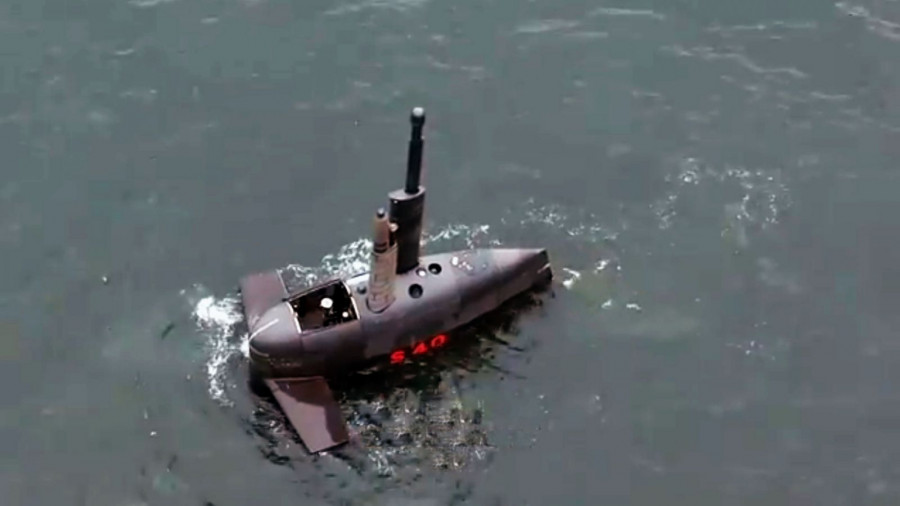 O S-40 Riachuelo submerso até a profundidade de periscópio.