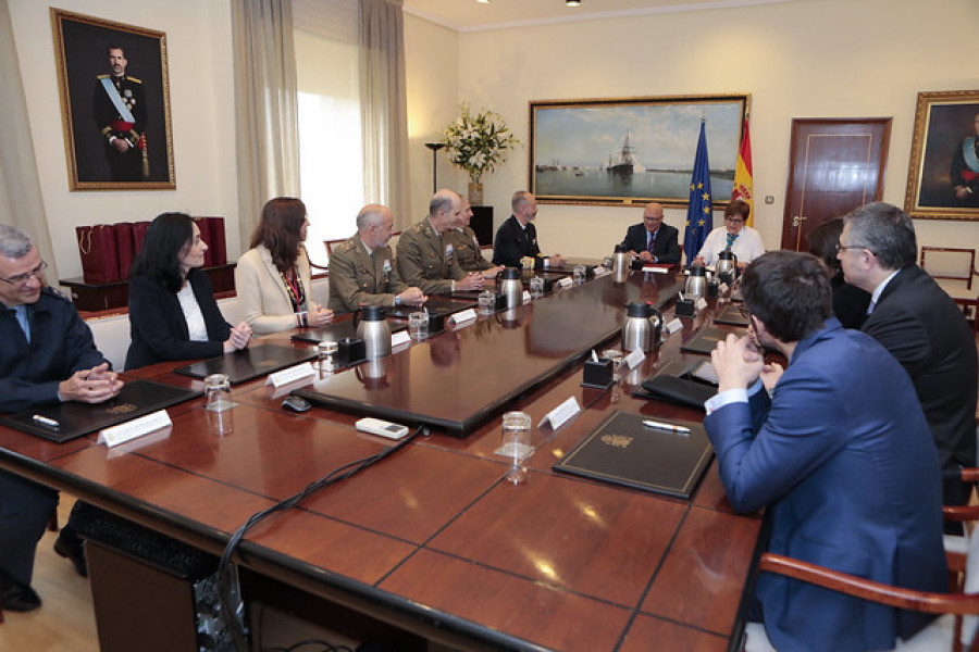 Firma del protocolo entre los secretarios de Defensa e Investigación. Foto: MDE