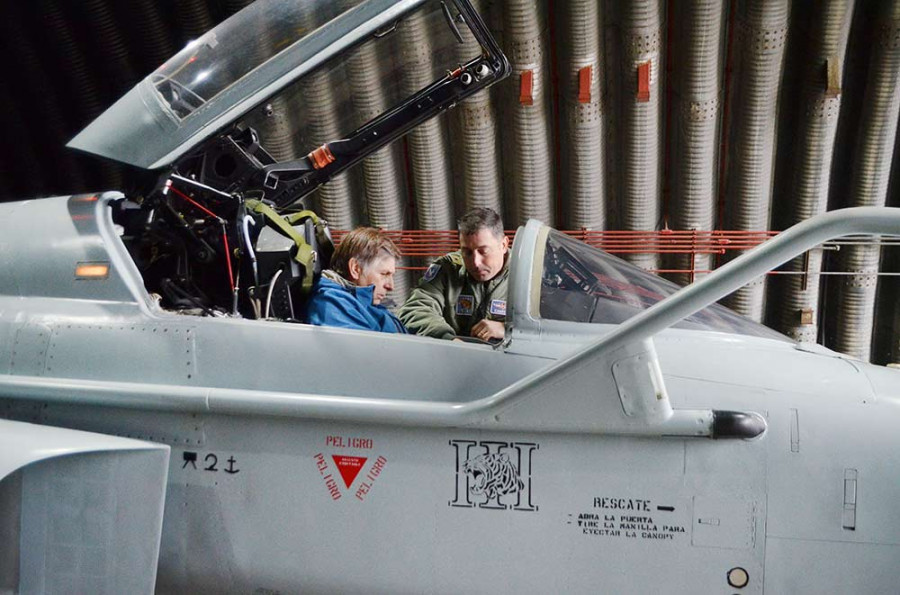 El intendente de magallanes en un F-5E Tigre III del Grupo de Aviación N° 12. Foto: FACh