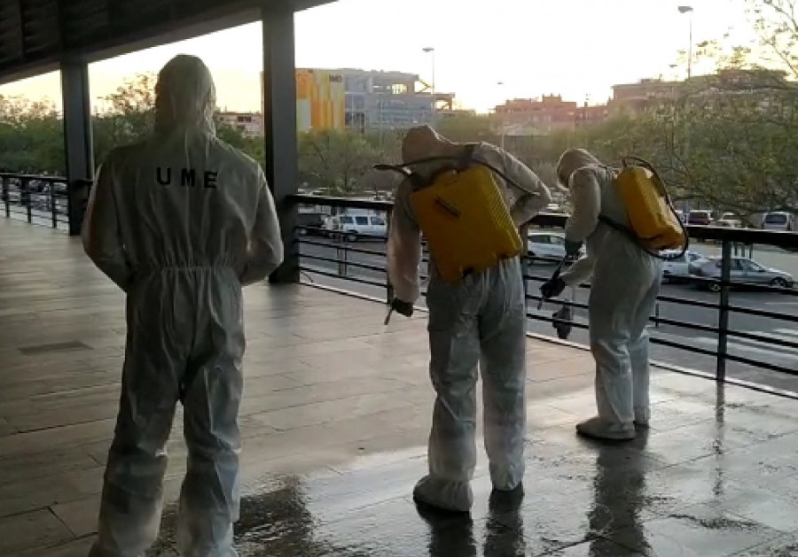Efectivos de la UME desinfectan la estación de Sevilla. Foto: Ministerio de Defensa