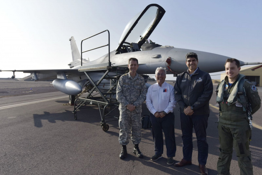 El general Romanini junto a los invitados y un F-16 Block 50 del Grupo N° 3. Foto: Gore Antofagasta