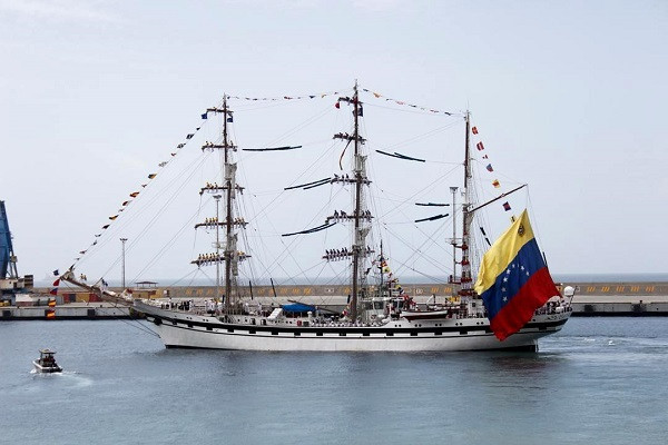 El buque escuela Simón Bolívar´ BE-11 zarpando del puerto de La Guaira, el 11 de mayo. Foto: Armada de Venezuela.