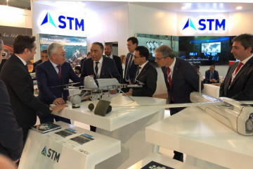Empresa turca de drones en una feria del sector. Foto: STM
