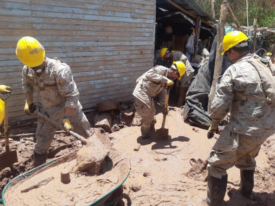 Los efectivos del Regimiento N° 23 Copiapó realizan el despeje de calles y limpiezas de casas afectadas por el lodo. Foto: Ejército de Chile