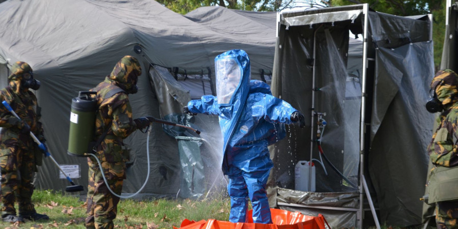 La descontaminación de un traje radioactivo. Foto: Ministerio de Defensa.