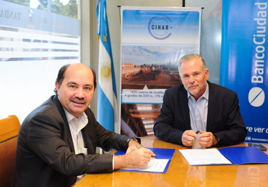 Javier Ortíz Batalla y Jorge Arosa al momento de sellar el convenio. Foto: Ministerio de Defensa.