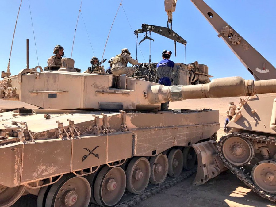 Personal del CMIF Antofagasta entrega mantenimiento en terreno a tanque Leopard 2A4 de la 3ª Brigada Acorazada La Concepción. Foto: Famae