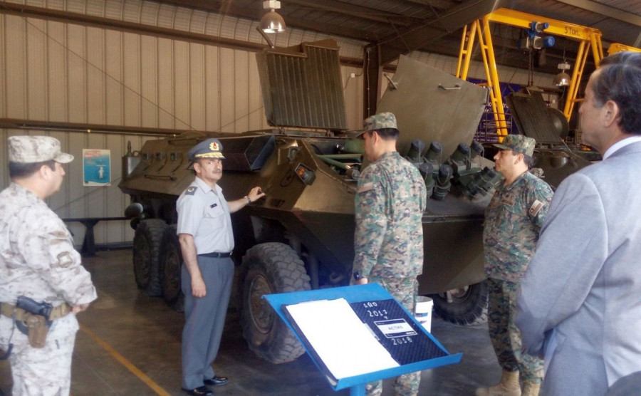 El general de división Nazal junto a uno de los carros Piraña del Regimiento de Infantería N° 1 Buin. Foto: Famae
