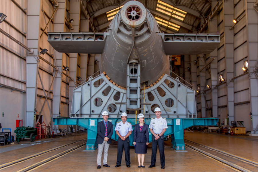 La embajadora Anna Ferry en el Hangar de Submarinos con los ejecutivos de SIMA Perú. Foto: SIMA Perú
