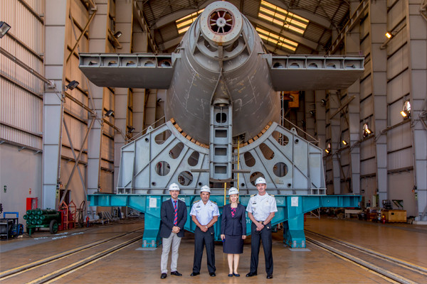 La embajadora Anna Ferry en el Hangar de Submarinos con los ejecutivos de SIMA Perú. Foto: SIMA Perú