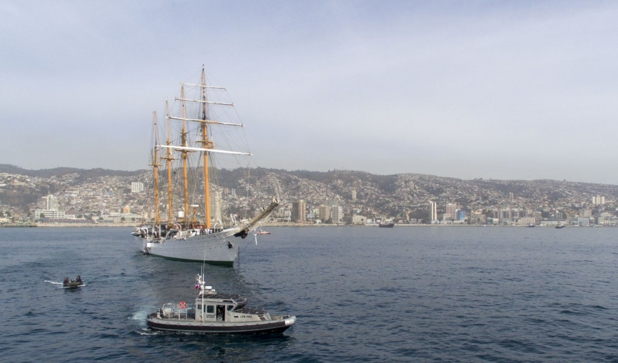 El buque recorrerá más de 28.000 millas náuticas y retornará a Valparaíso en enero. Foto: Armada de Chile