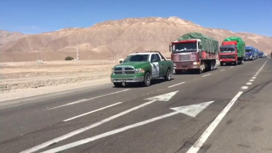 Una camioneta Dodge RAM de la 4ª Comisaría de Chacalluta lidera la caravana incautada. Imagen: Frontera Norte