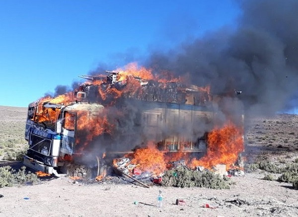 Camión de contrabandistas, capturado e incinerado por el Ejército boliviano en la frontera con Chile. Ministerio de Defensa de Bolivia.