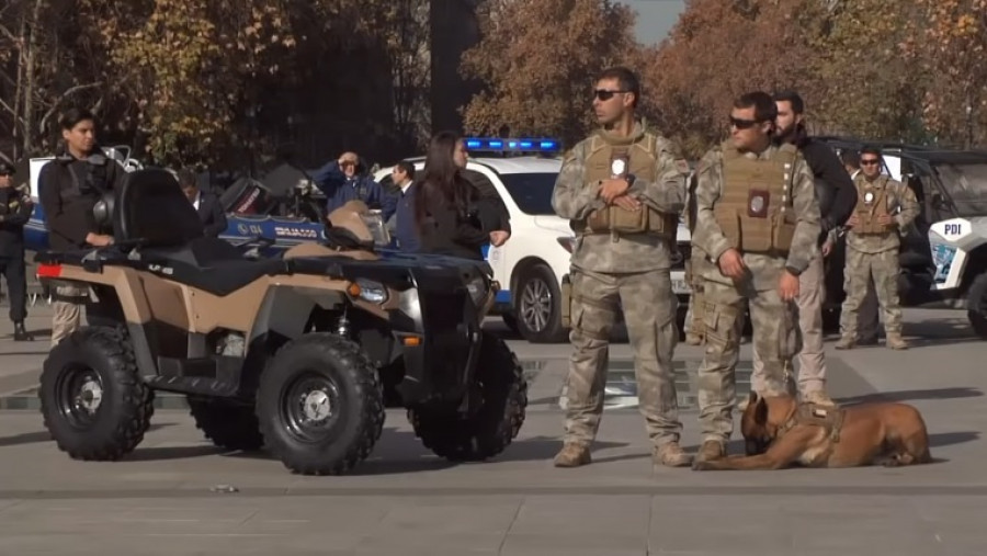 Personal del Plan Frontera Norte de la PDI en una muestra en Santiago. Imagen: PDI