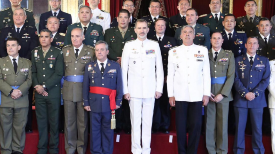 El rey Felipe VI con los militares iberoamericanos del Ceseden en el Palacio Real de Madrid. Foto: Ministerio de Defensa del Perú