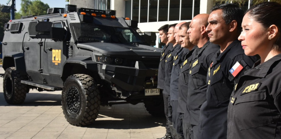 La Brigada de Reacción Táctica Metropolitana de la PDI junto a un blindado IAS Testudo. Foto: Intendencia Metropolitana