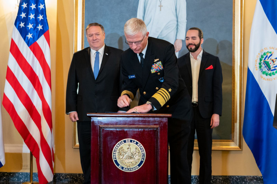 El comandanate del Southcom, almirante Craig Faller, firmando el convenio. Foto: Departamento de Estado de Estados Unidos.