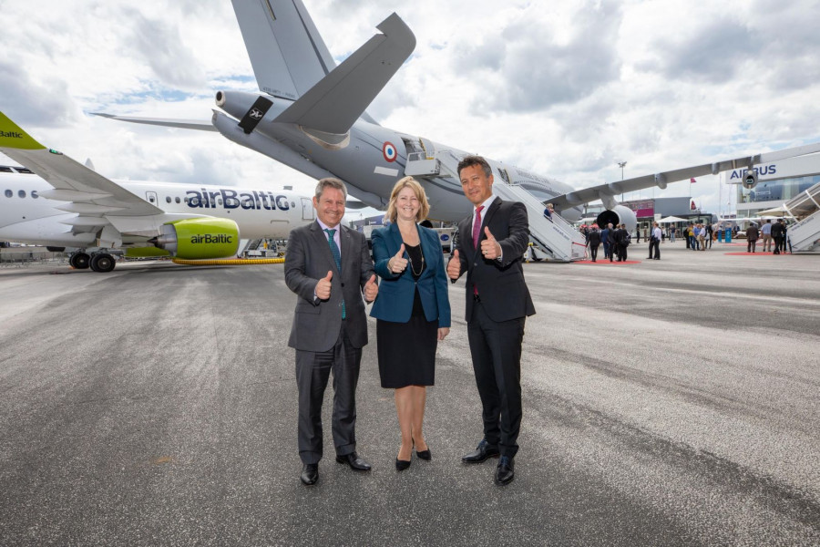 Gutierrez, Evans y Hoke ante un A330 MRTT en Paris Air Show. Foto: Airbus