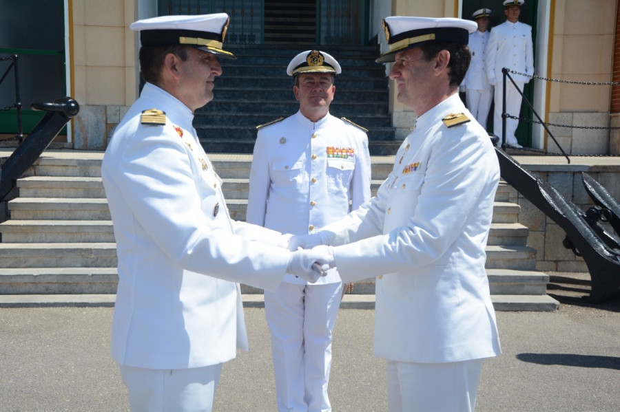 Vegara Jiménez izquierda entrega el bastón de mando a Matres Manso derecha. Foto: Armada española