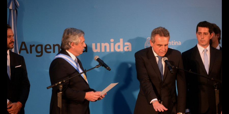 El presidente Fernández le toma juramento al ministro Rossi. Foto: Ministerio de Defensa.