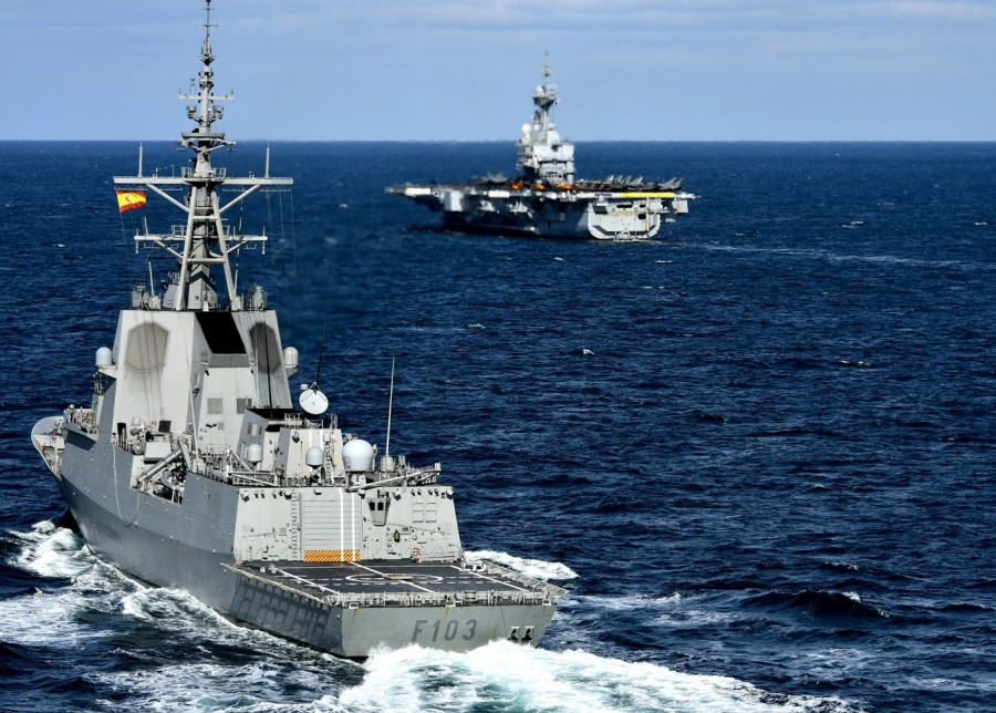 La fragata Blas de Lezo con el portaviones Charles de Gaulle. Foto: Armada